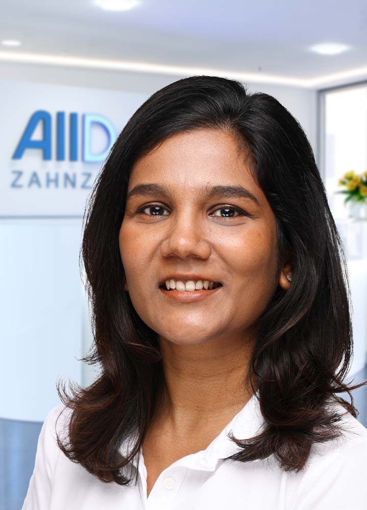 Portrait Zahnärztin Dhanvarshini Thennarasu (AllDent Mannheim)